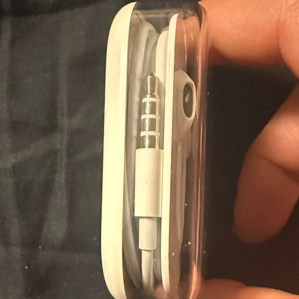 New Apple White Wired Earbuds